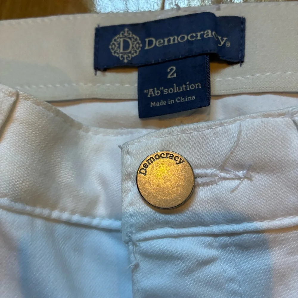 Democracy Women's White Cropped Jeans - Picture 5 of 7